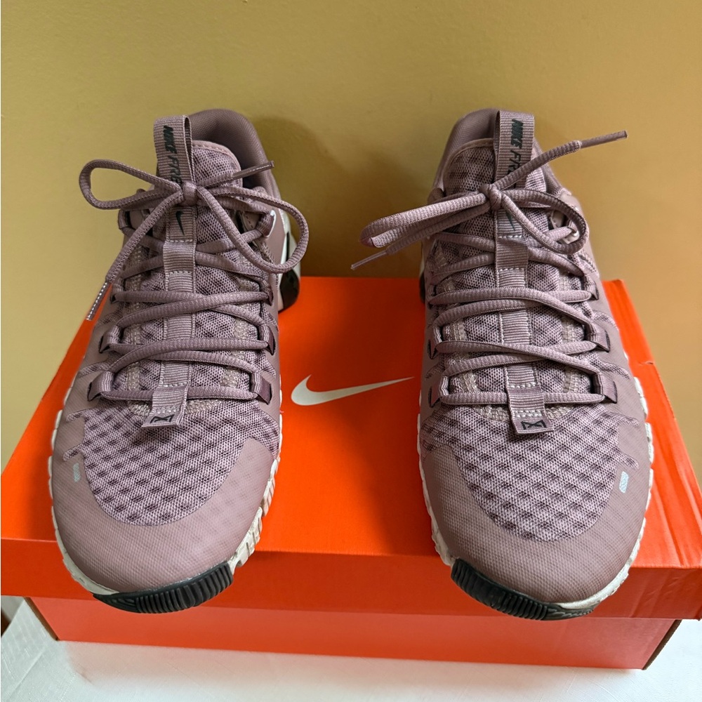 Nike Women's Athletic Shoes Mauve Pink and Cream - Picture 2 of 6